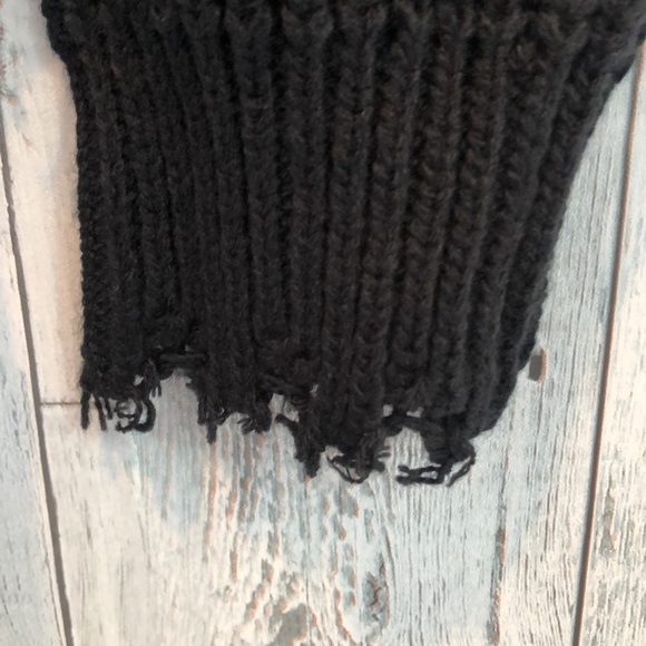 Coco + Jaimeson Destructed Sweater NWOT Medium - Picture 4 of 10